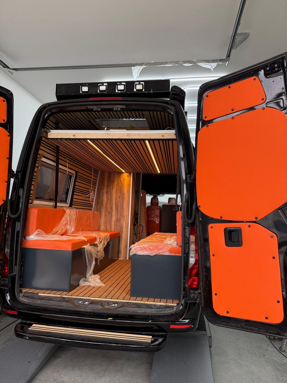Achterkant camper met lichtbalk