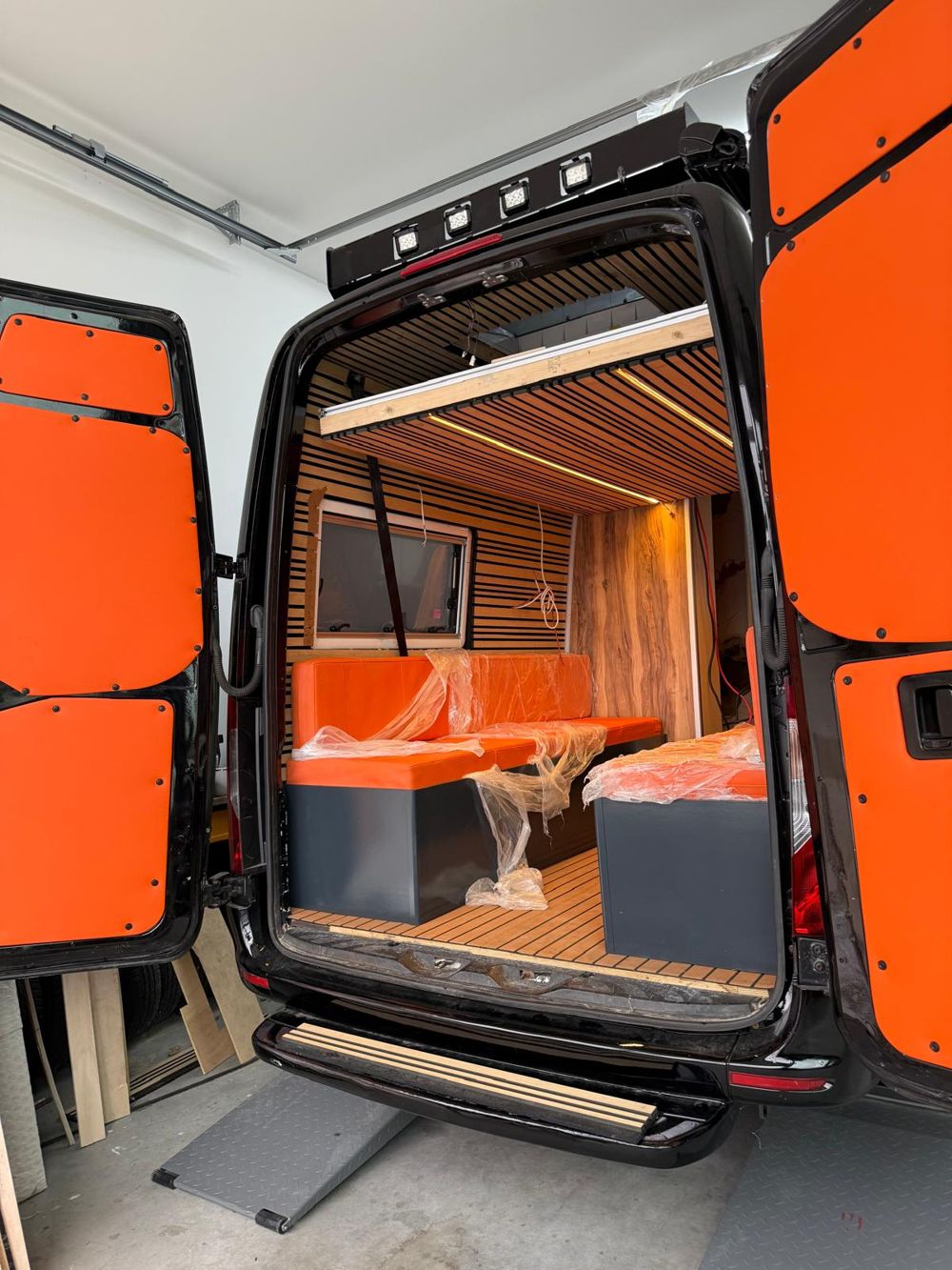 Banken en vloer in de camper