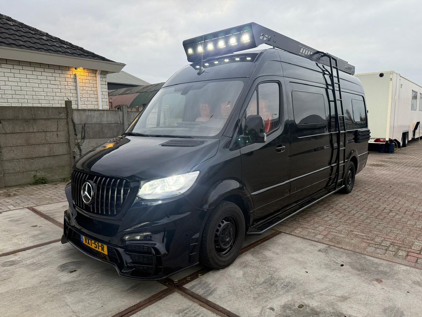 Zwarte Sprinter van Offroad Customs met imperiaal, lichtbalk en sportgrille